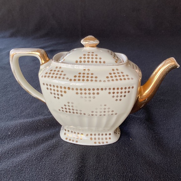 Vintage Hall 6 Cup Ivory Gold Teapot - Picture 3 of 16